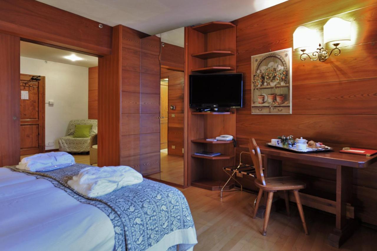 Hotel Mirage กอร์ตินาดัมเปซโซ ภายนอก รูปภาพ